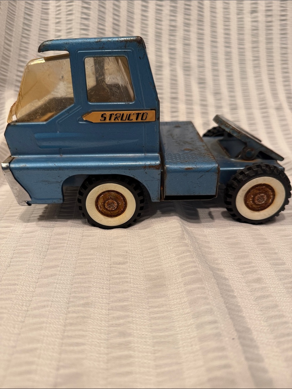 VIntage STRUCTO "Turbine" cab from a Vista Dome Horse Van semi-truck,
